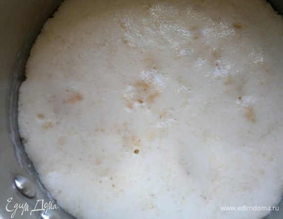 Теперь добавим соль, желток, сахар, растопленное масло и маргарин, хорошо смешиваем и постепенно всыпаем муку, доводим до густой консистенции и отправляем тесто на расстойку в тепло на один час.
Муку я добавляла столько, сколько понадобилось до густого!!! состояния. 