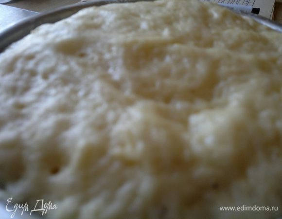 Через час еще добавила немного муки, и снова отправила тесто в тепло. Вот такой вид у меня имело тесто через час.
Муку в рецептуре не удалось указать точно.