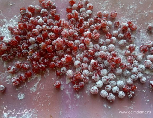 Подготовила чистые сухие ягоды, пересыпав их мукой, чтобы хорошо вмешать их в тесто (не комком).