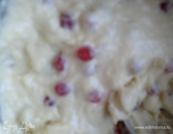 Теперь добавляем смородину с тестом.