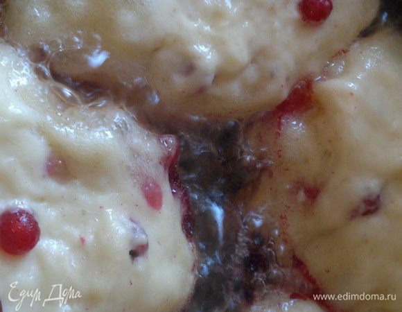 Оливковое масло разогреваем. Небольшими порциями выкладываем тесто, помогая ножом или другой ложкой, на сковороду. 
Жарим оладьи по 2-3 минуты с обеих сторон.
Выкладываем на бумажное полотенце, чтобы удалить лишний жир с оладей.
P.S. Оливковое масло меньше впитывается при жарке, чем подсолнечное.