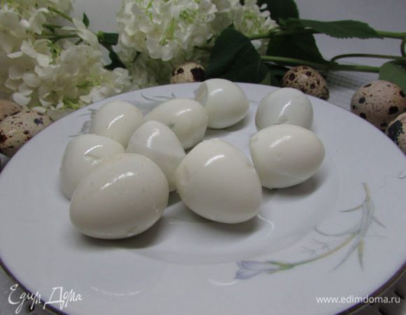 Сварить перепелиные яйца. Обдать ледяной водой и очистить от скорлупы.