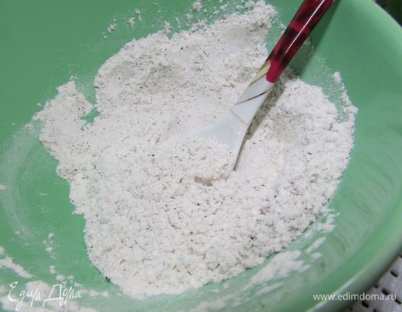 Смешать в одной миске муку, соль и перец.