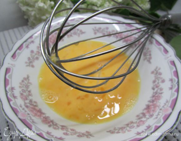 В другой миске слегка взбить 2 куриных яйца с 2 ст. л. воды.