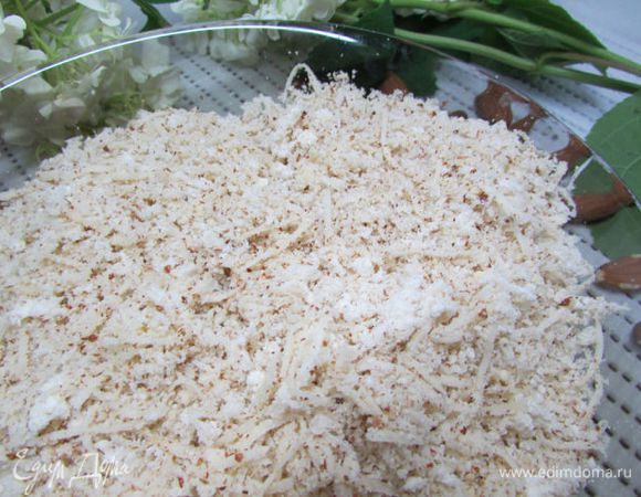 В третьей миске смешать хлебные крошки (у меня белая булка), молотый миндаль и пармезан.