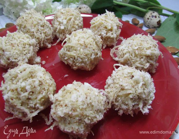 Обвалять одно яйцо сначала в муке, стряхнуть излишки. Опустить в яичную смесь и обвалять в сырно-ореховой смеси. Ещё раз опустить во взбитые яйца и обвалять в смеси. Так же подготовить остальные яйца. Выложить их на поднос и поставить в холодильник на 1 час.