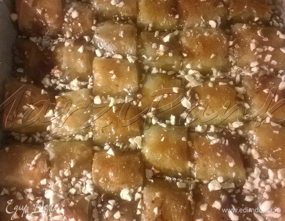 и посыпаем орехами.