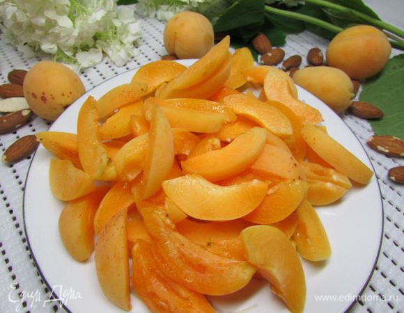 Абрикосы вымыть, обсушить и нарезать дольками, удалив косточки.