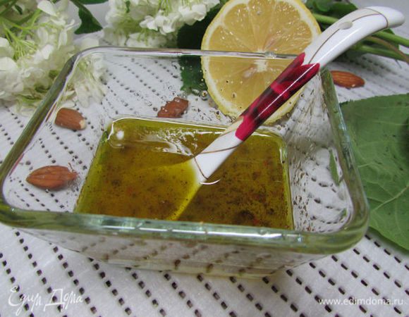 Приготовить заправку: смешать лимонный сок и оливковое масло, добавить соль и свежемолотый перец. Всё тщательно перемешать.