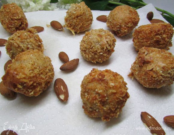 Разогреть в сотейнике растительное масло и порциями обжарить яйца до золотистого цвета, 2-3 минуты. Выложить на бумажное полотенце.