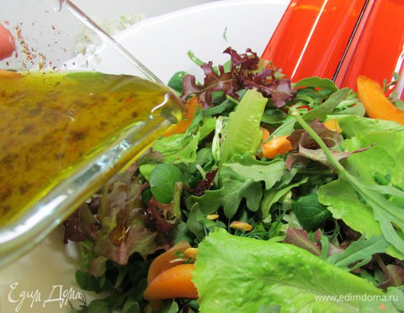 В большой миске смешать салатный микс (корн, рукола, лолло россо, шпинат), травы (укроп, тархун, зелёный лук, петрушка), абрикосы и фисташки. Полить заправкой. Аккуратно перемешать. 