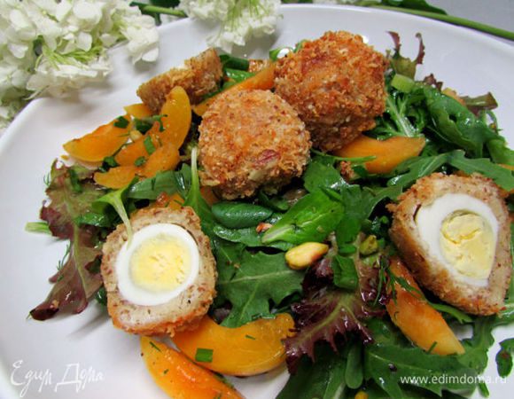 Разложить салат по тарелкам, сверху поместить по 2 половинки обжаренного яйца.
Приятного аппетита!