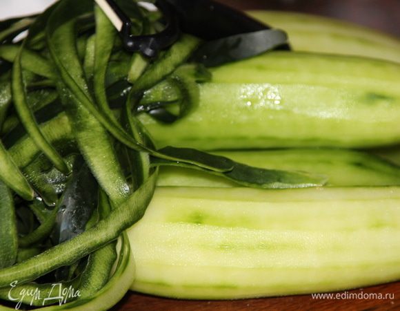 Огурцы чистим от кожуры.