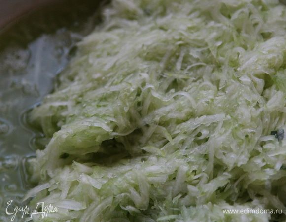 Натираем на крупной терке, отбрасываем на дуршлак или сито и оставляем стекать сок.