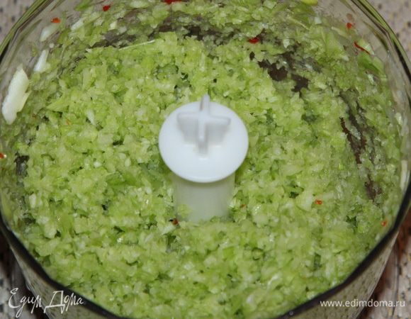 Нарезаем кусочками и пробиваем блендером, не нужно до состояния пюре, пусть будут кусочки. Сначала черешки, а затем зелень. Все овощи измельчаем отдельно друг от друга. Если прокручивать на мясорубке, можно все по очереди.