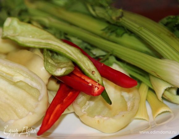 Перец моем, чистим нарезаем кусочками.