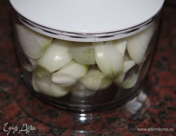 Лук чистим, нарезаем и тоже отправляем в блендер и пробиваем.