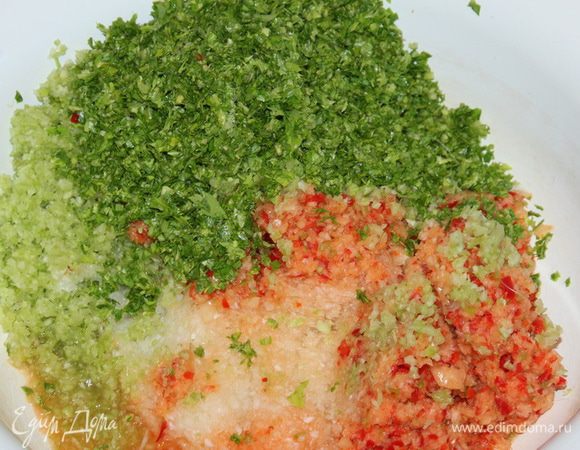 Отправляем в таз измельченные овощи. Все, кроме огурцов.