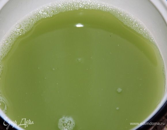 Тем временем стек огуречный сок. Его мы можем дальше разлить в контейнеры для заморозки льда, заморозить и протирать лицо.