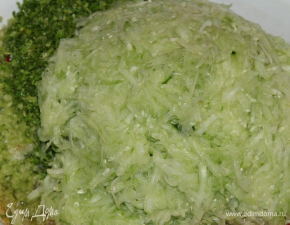 Добавляем огурцы.