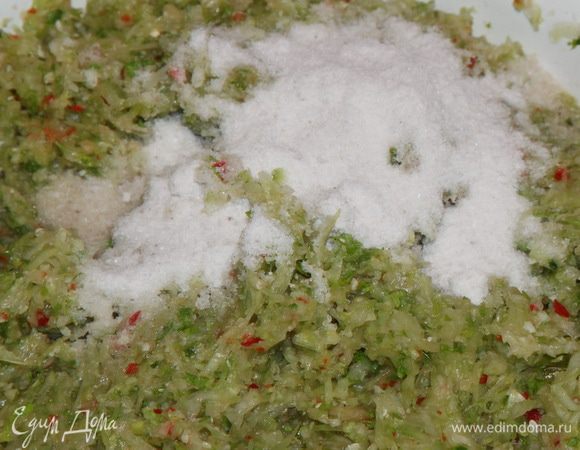 Все перемешиваем хорошо и добавляем соль.