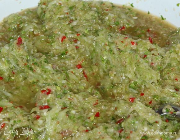 Перемешиваем, сразу появляется много сока. 