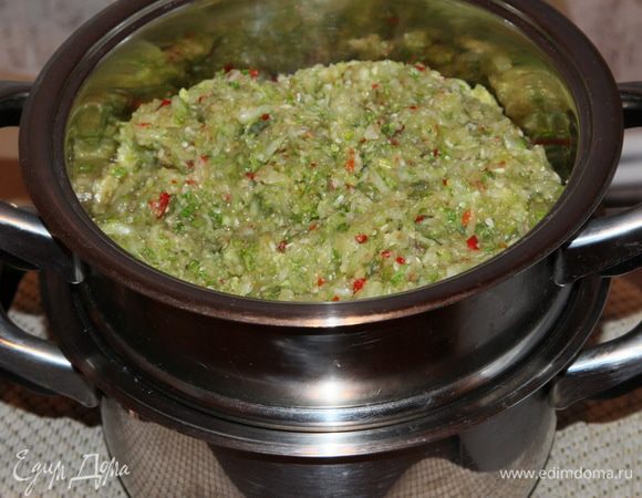 У меня пароварка "кастрюлька-в-кастрюльке", туда я отправляю будущий соус и оставляю стекать до утра. 