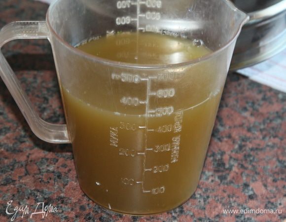 Наутро я слила получившийся сок специально чтобы показать сколько его получится. А вы сразу его выливаете потому, что он нам не понадобится. Это отходы.