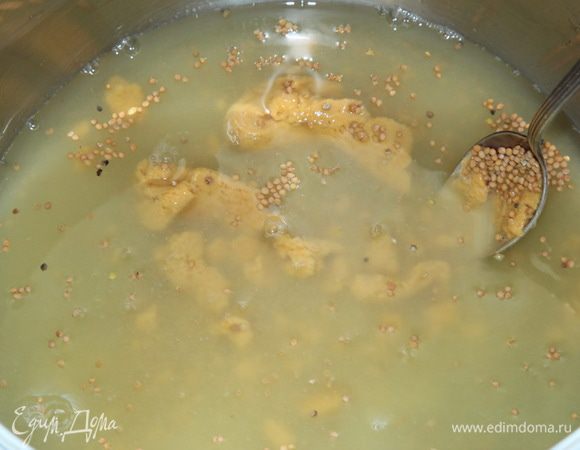 Готовим маринад. По рецепту маринад готовится на воде, но я использую огуречный сок, который мы получили сразу, до добавления соли. Добавляем сахар, оба вида горчицы и ставим на огонь. Доводим до кипения.