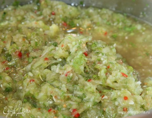 Как только маринад активно закипит, добавляем овощную смесь, перемешиваем, доводим до кипения и кипятим пять минут, периодически помешивая