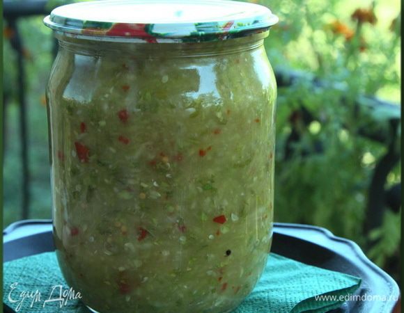 Раскладываем соус по стерилизованным баночкам и укупориваем. Оставляем остужаться до полного и отправляем в подвал.