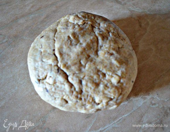 Начинать перемешивать муку с маслом, постепенно добавляя понемногу тёплой воды, тмин чтобы получилось достаточно эластичное тесто. У меня ушло полстакана воды. Скатать из теста шар, завернуть в пищевую пленку, и дать постоять хотя бы час.