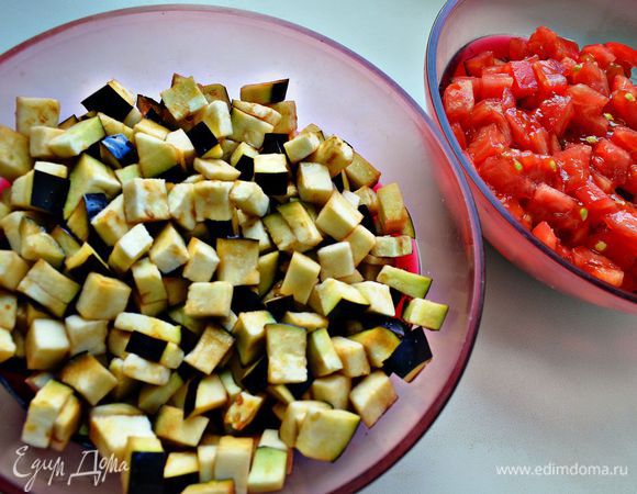 Для соте баклажан нарезать кубиками 5х5 мм. Посолить и дать постоять 15-20 минуть. Затем слить выделившуюся горечь.
Помидор опустить в кипящую подсоленную воду на 5-10 секунд. Снять шкурку и нарезать мякоть помидора кубиками 5х5 мм.