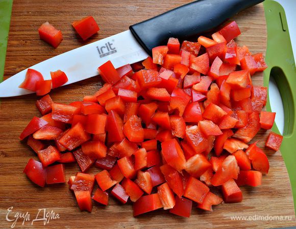 Болгарский перец также нарезать кубиками 5х5 мм.