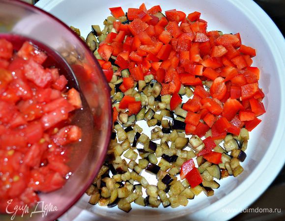 В сковороду поместить баклажаны, болгарский перец и обжаривать 5 минут. После чего добавить помидор, потушить ещё пару минут, если нужно, довести баклажаны до готовности. Добавить по вкусу соль и листики свежего тимьяна.