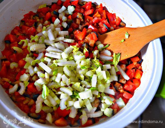 Стебли сельдерея нарезать небольшими кусочками и добавить в сковороду к овощам, посолить, приправить чёрным молотым перцем. Тушить 5 мин.