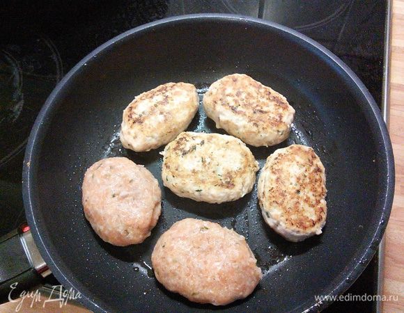 Мокрыми руками формируем котлетки и жарим на среднем огне без добавления масла. Обратите внимание на то, что при жарке абсолютно не выделяются рыбные соки, эти неаппетитные серые сгустки, которые обычно появляются при жарке фарша. Обжариваем с обеих сторон.