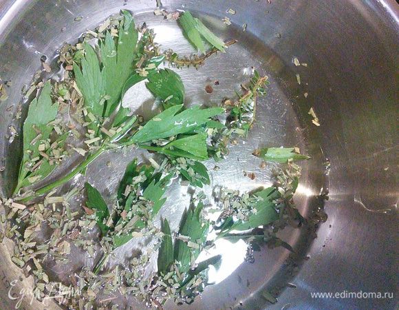 Для соуса в сотейник влейте  вино, уксус, тархун и у меня ещё ароматная малоизвестная у нас травка: любисток ( вырастила у себя на огороде и очень люблю её добавлять в мясной фарш). Раздробите зёрна перца и добавьте в сотейник. Уварите соус до половины.