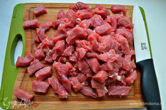 Готовим мясо. Нарезать говядину небольшими брусочками. Сложить в миску, посолить, поперчить, добавить растительное масло и перемешать.