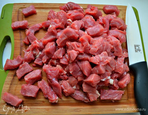 Готовим мясо. Нарезать говядину небольшими брусочками. Сложить в миску, посолить, поперчить, добавить растительное масло и перемешать.