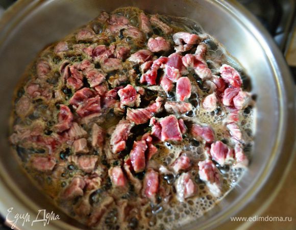 Обжарить мясо 3 минуты на раскаленной сухой сковороде. Перемешать не раньше чем через 2 минуты!