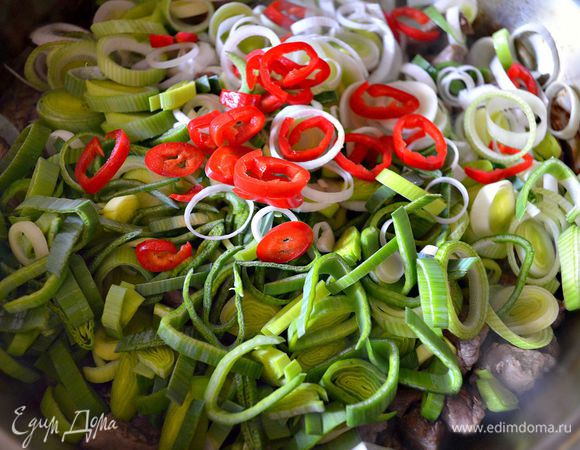 Небольшой перчик чили (не слишком жгучий) очистить от семян и белых перегородок. Нарезать колечками. Лук порей нарезать кружочками. Добавить к мясу растительное масло, лук и обжаривать 3-4 минуты. Затем добавить нарезанный перец чили . Обжаривать 3-4 минуты, постоянно помешивая.