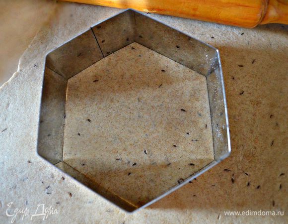 Отлежавшееся тесто раскатать до толщины 4-5 мм. Наколоть тесто вилкой.
При помощи кулинарного кольца вырезать коржи. Запекать около 20 минут при температуре 180 С.