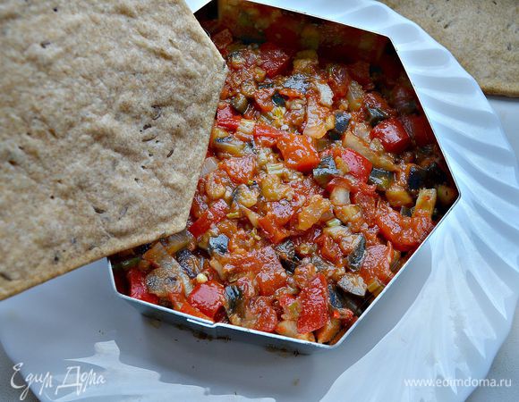 Выложить слоем в 1 см соте из баклажанов. Сверху Ууложить второй корж.