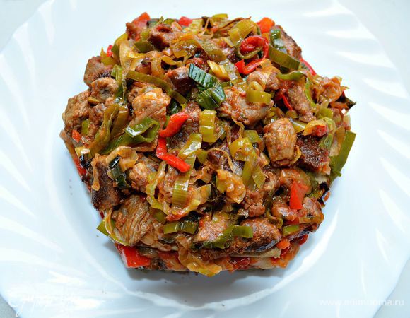 Выложить на корж мясо.