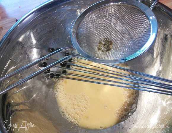 Приготовьте водяную баню. В миске разотрите желтки с солью. Через сито процедите маринад к желткам и при интенсивном помешивании на водяной бане доведите соус до густой консистенции.