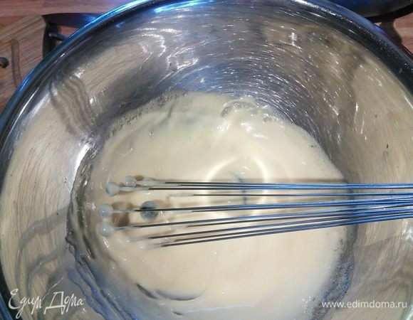 Растопите масло. Снимите соус с огня и тоненькой струйкой ( в начале по капелькам) вбейте масло в соус. Добавьте лимонный сок и перец.