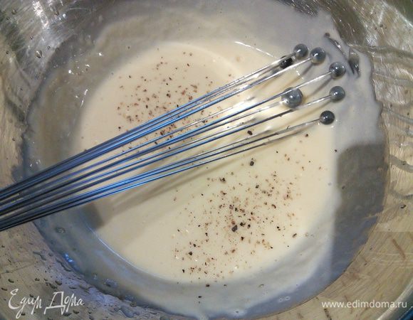 Готовый соус имеет кремовую консистенцию, при остывании он немного загустеет. 