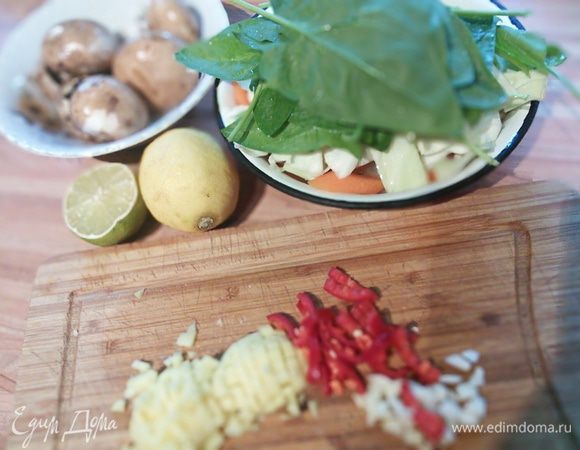 Мелко порубите чеснок, имбирь и чили. 