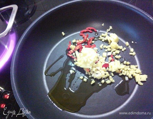 Отправьте на сковороду в разогретое масло и пассеруйте в течении 1 мин.